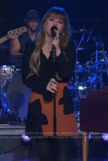 Kelly’s orange floral mini skirt on The Kelly Clarkson Show