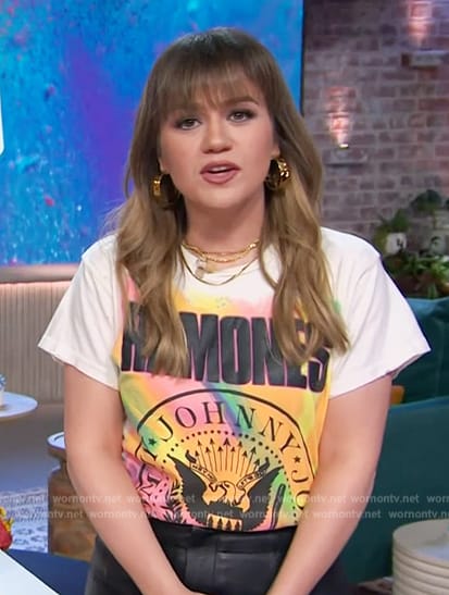 Kelly's Rock Ramones graphic tee on The Kelly Clarkson Show