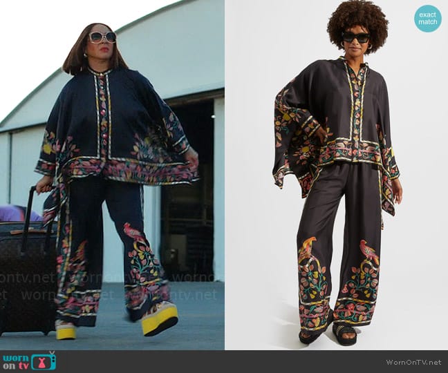 La DoubleJ Foulard Shirt and Palazzo Pants in Borboni Placée Nero worn by Molly Novak (Maya Rudolph) on Loot