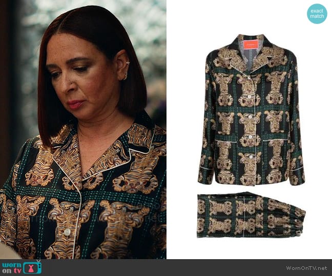 La DoubleJ Tiger Tiles silk pyjama worn by Molly Novak (Maya Rudolph) on Loot