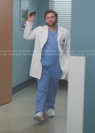 Levi Schmitt’s white sneakaers on Greys Anatomy