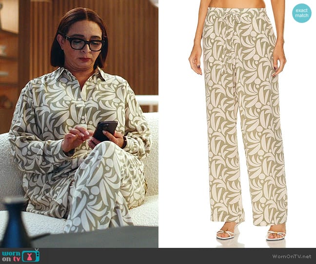 Matteau Drawstring Trouser in Sage Palmas worn by Molly Novak (Maya Rudolph) on Loot