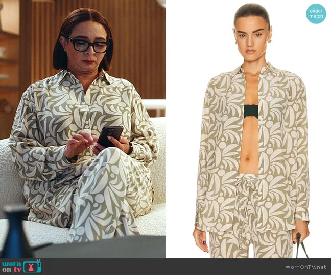 Matteau Long Sleeve Silk Shirt in Sage Palmas worn by Molly Novak (Maya Rudolph) on Loot