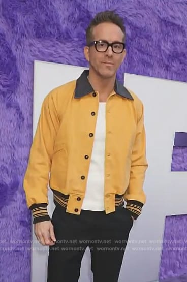 Ryan Reynolds' yellow jacket on E! News