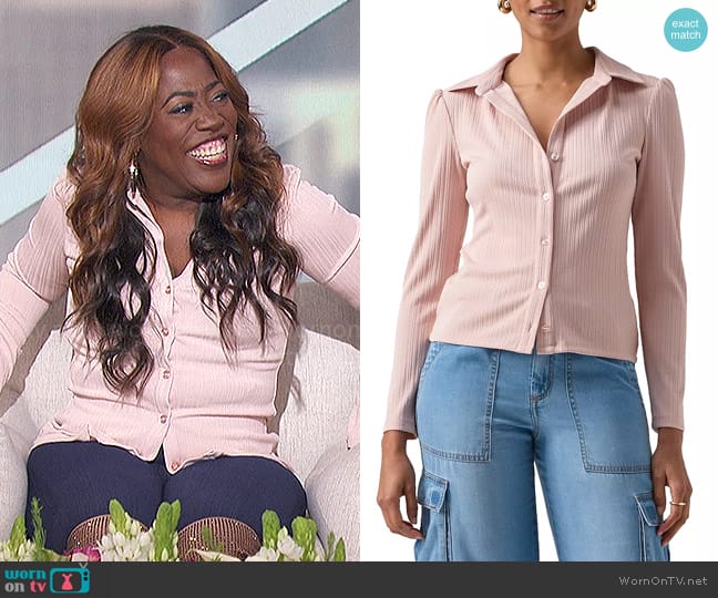 Sanctuary Candy Ribbed Knit Shirt in Rose Smoke worn by Sheryl Underwood on The Talk