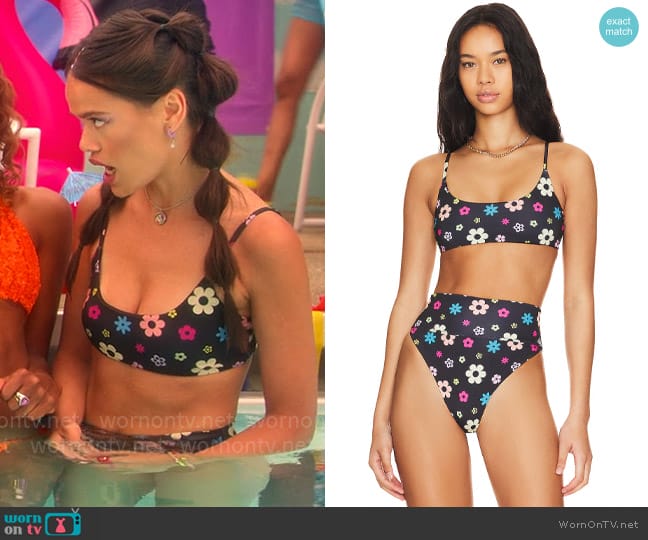 Beach Riot Lou Bikini Top in Y2k Bouquet worn by Minnie 'Mouse' Honrada (Malia Pyles) on Pretty Little Liars Original Sin