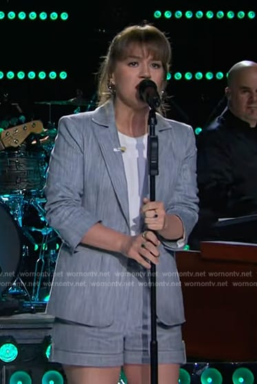 Kelly’s gray ruched sleeve blazer on The Kelly Clarkson Show