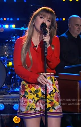 Kelly's yellow floral print shorts on The Kelly Clarkson Show