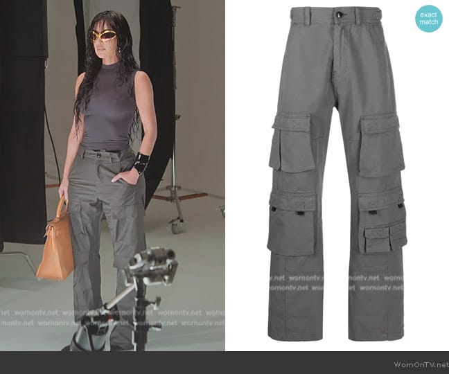  Logo-patch cotton cargo trousers Martine Rose worn by Kim Kardashian (Kim Kardashian) on The Kardashians