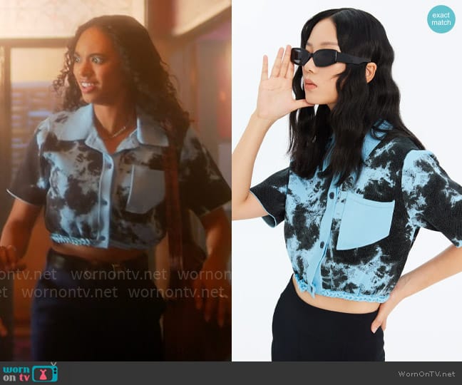 Tabby’s blue and black cropped button down shirt on Pretty Little Liars Original Sin