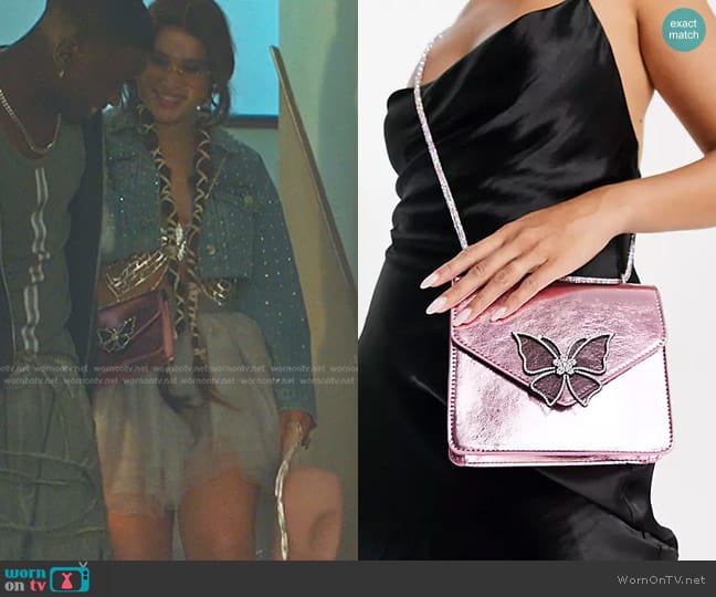 Asos Envelope Shoulder Bag with Diamante Butterfly in pink metallic worn by Sonia (Al Saidi Nadia) on Elite