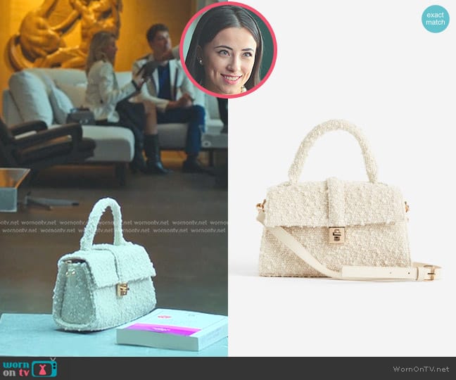 H&M Textured-weave Shoulder Bag in Cream worn by Emilia Krawiet (Ane Rot) on Elite