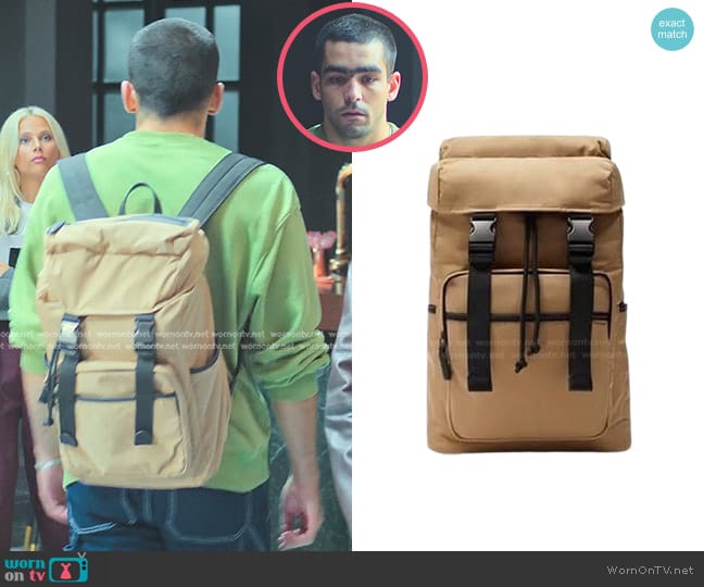 Zara Contrast Multi-pocket Backpack in hombre beige worn by Omar (Omar Ayuso) on Elite