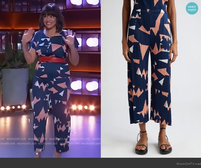 Pleats Please Issey Miyake Lucid Print Pleated Pants worn by Norah Jones on The Kelly Clarkson Show