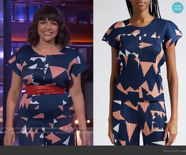 Pleats Please Issey Miyake Lucid Print Pleated Top worn by Norah Jones on The Kelly Clarkson Show