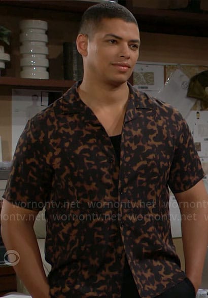 Zende's tortoiseshell print shirt on The Bold and the Beautiful