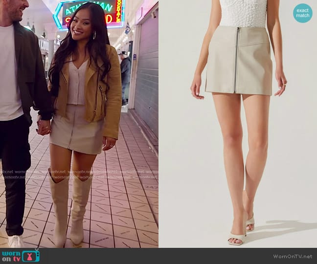 ASTR The Label Tracy Front-Zip Mini Skirt in Ecru worn by Jenn Tran on The Bachelorette