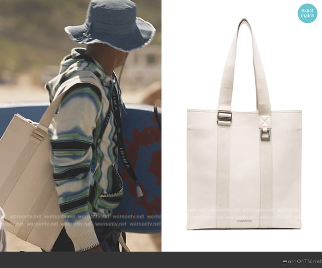 Jacquemus Le Cabas Cuerda canvas tote bag worn by Will Smith (Jabari Banks) on Bel-Air