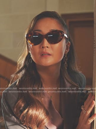 Mindy's tortoiseshell sunglasses on Emily in Paris