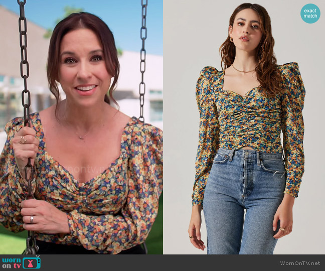 ASTR the Label Long Sleeve Floral Ruched Top worn by Lacey Chabert on Celebrations with Lacey Chabert