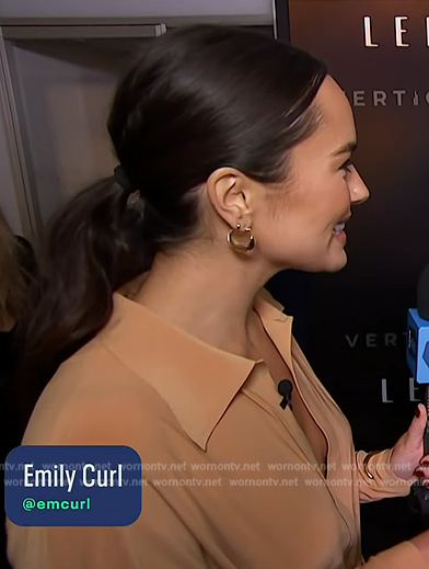 Emily Curl's beige shirtdress on E! News