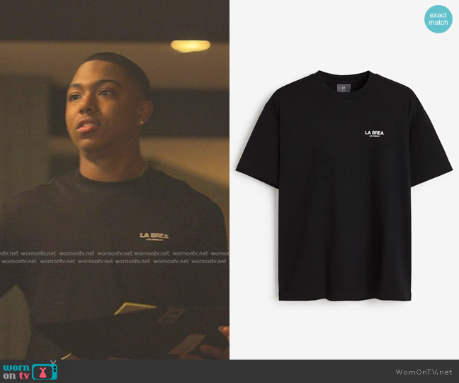 H&M Loose Fit Printed T-shirt in Black/La Brea worn by Spenser Stewart (Thaddeus J. Mixson) on Reasonable Doubt