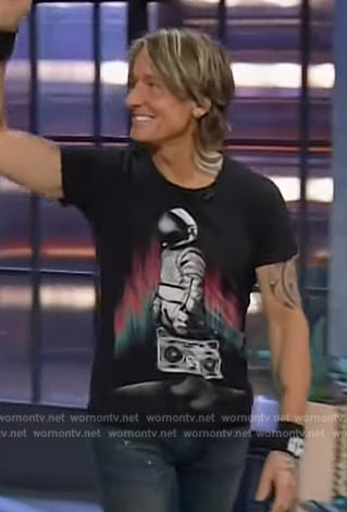 Keith Urban’s Astronaught graphic tee on The Kelly Clarkson Show