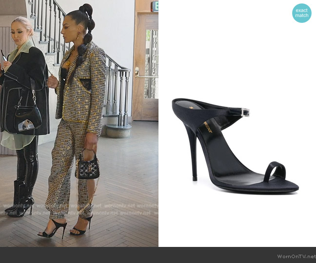 Amanza’s black sandals on Selling Sunset