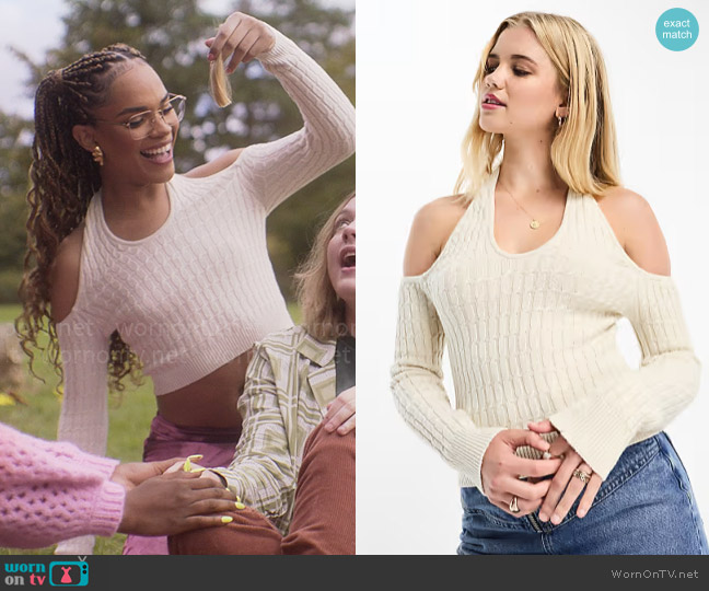 Abercrombie & Fitch Halter neck off shoulder knit top in cream worn by Elle Argent (Yasmin Finney) on Heartstopper