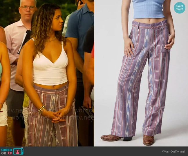 BDG at Urban Outfitters Rae Linen Printed Cargo Pant worn by Kiara Carrera (Madison Bailey) on Outer Banks