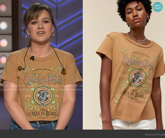 Daydreamer LA Microphone Label Reverse GF Tee worn by Kelly Clarkson on The Kelly Clarkson Show