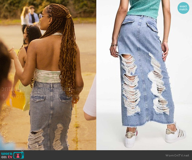 Miss Selfridge Extreme ripped denim cargo skirt in light wash blue worn by Elle Argent (Yasmin Finney) on Heartstopper