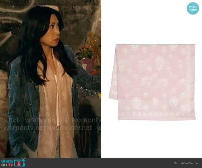 Mel’s pink skull scarf on The Equalizer