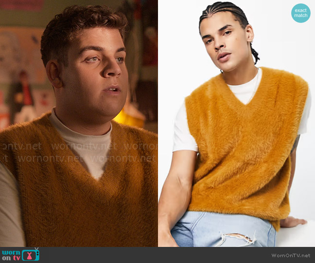 Bershka Fluffy vest in camel worn by Isaac Henderson (Tobie Donovan) on Heartstopper