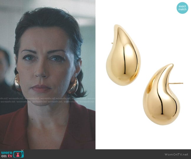 Anka’s gold teardrop earrings on American Horror Stories