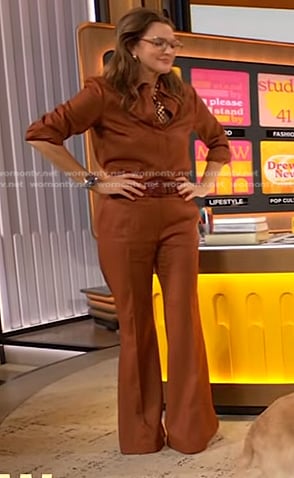 Drew’s brown flare pants and scarf on The Drew Barrymore Show