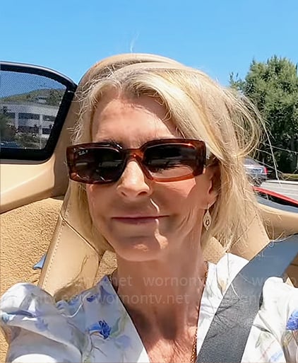 Joan's sunglasses on The Golden Bachelorette