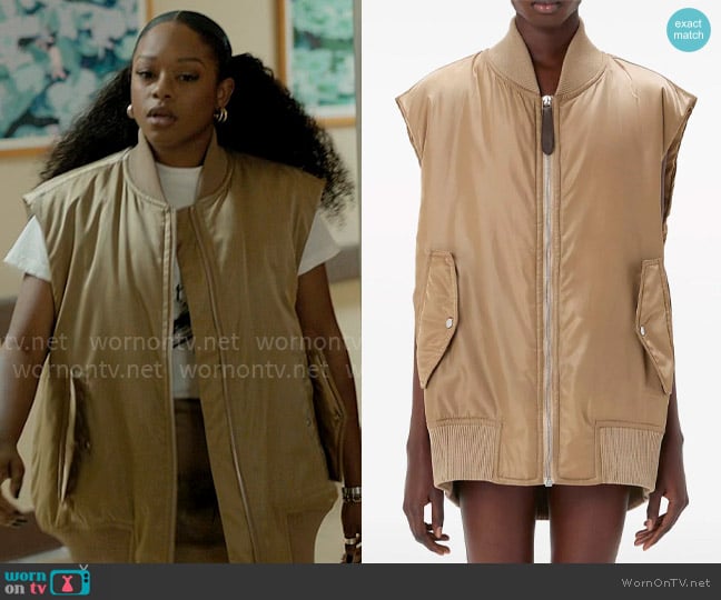 Izzy’s beige oversized vest on The Lincoln Lawyer