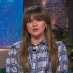 Kelly’s gray and blue short sleeve printed top on The Kelly Clarkson Show