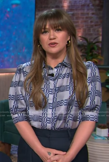 Kelly's gray and blue short sleeve printed top on The Kelly Clarkson Show