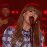 Kelly’s gray and blue short sleeve printed top on The Kelly Clarkson Show