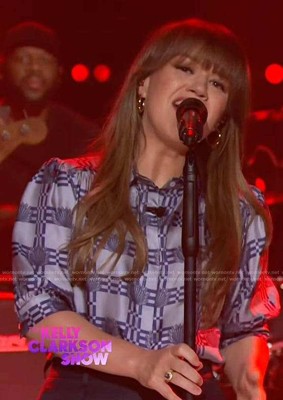 Kelly's gray and blue short sleeve printed top on The Kelly Clarkson Show