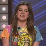 Kelly’s Janis Joplin graphic tie dye tee on The Kelly Clarkson Show