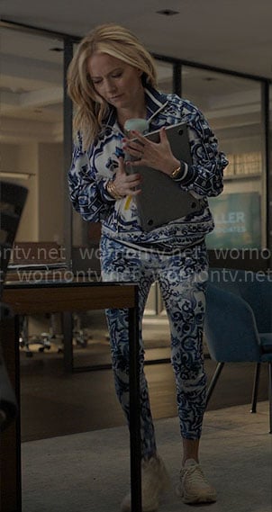 Lorna's blue flourish printed sweatshirt and leggings on The Lincoln Lawyer