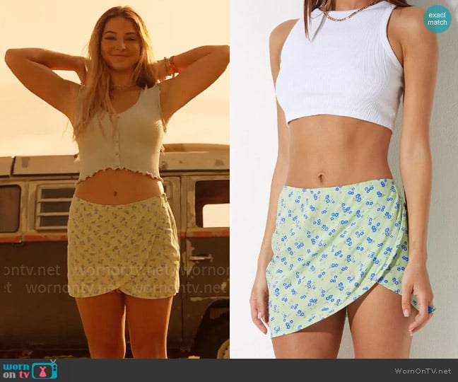 Motel Rocks Zeh Mini Skirt in Lime Floral worn by Sarah Cameron (Madelyn Cline) on Outer Banks