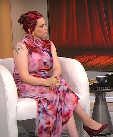 Rachel Bloom's tie dye dress on CBS Mornings