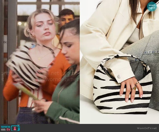 River Island Leather scoop shoulder bag in zebra print worn by Imogen Heaney (Rhea Norwood) on Heartstopper