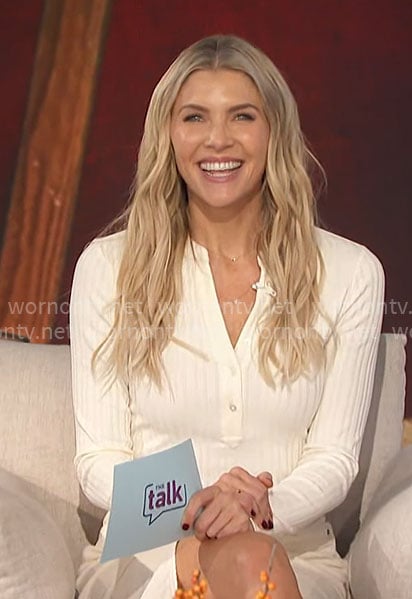 Amanda's white ribbed henley top on The Talk