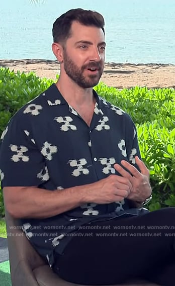 Will’s printed short sleeve shirt on E! News