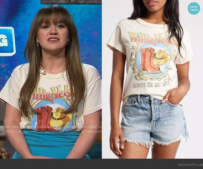 Day Dreamer Willie Nelson Paisley Cotton Graphic T-Shirt worn by Kelly Clarkson on The Kelly Clarkson Show